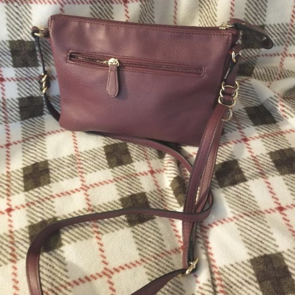 Medium maroon ladie's shoulder strap faux leather purse - Picture 2 of 8